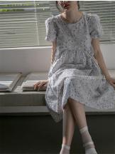 2021夏季新款法式復(fù)古泡泡袖碎花連衣裙女設(shè)計感露背蝴蝶結(jié)格子裙
